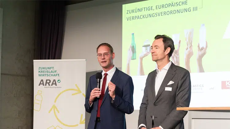 Udo Papple (OFI) und Harald Hauke (ARA) eröffnen die Informationsveranstaltung zur neuen, europäischen Verpackungsverordnung. | Foto: OFI/Alice Schnür-Wala