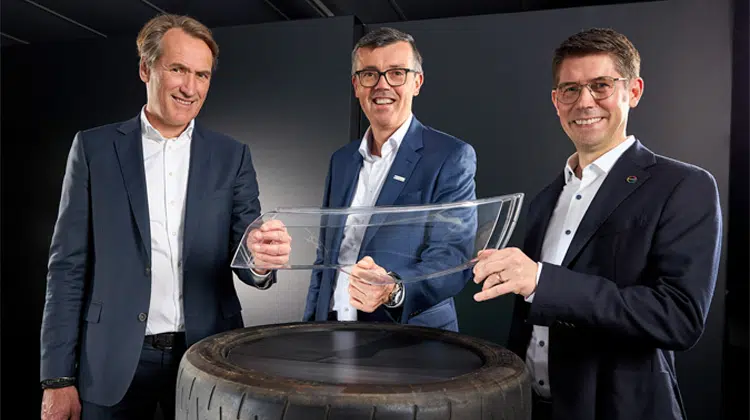 Starke Partnerschaft für die Kreislaufwirtschaft in der Automobilindustrie. Jeroen Verhoeven (Neste), Thomas Van De Velde (Borealis), Guido Naberfeld (Covestro) wollen aus Altreifen neue Autoteile herstellen. (v.l.n.r.) | Foto: Covestro