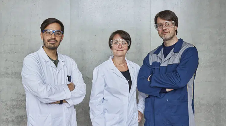 Das Forschungsteam des Fraunhofer IAP: Dr. Benjamín Rodríguez, Dr. Antje Lieske und André Gomoll (v.l.n.r.). | Foto: Piotr Banczerowski