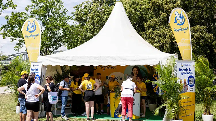 Die Besucherinnen und Besucher des RecylceMich-Infostands am Wiener Donauinselfest 2024 erhalten wertvolle Tipps rund um das richtige Recycling in der Gelben Tonne und dem Gelben Sack. | Foto: Martin Steiger